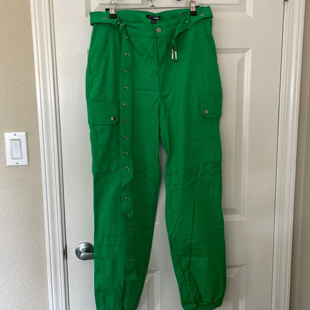 Green Fashion Nova cargo pants with belt. Size Medium